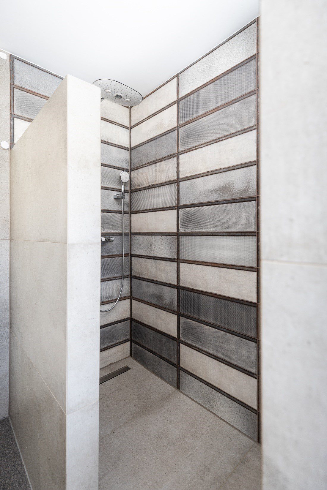 Project Diesel tegel en betonimitatie – ruime badkamer