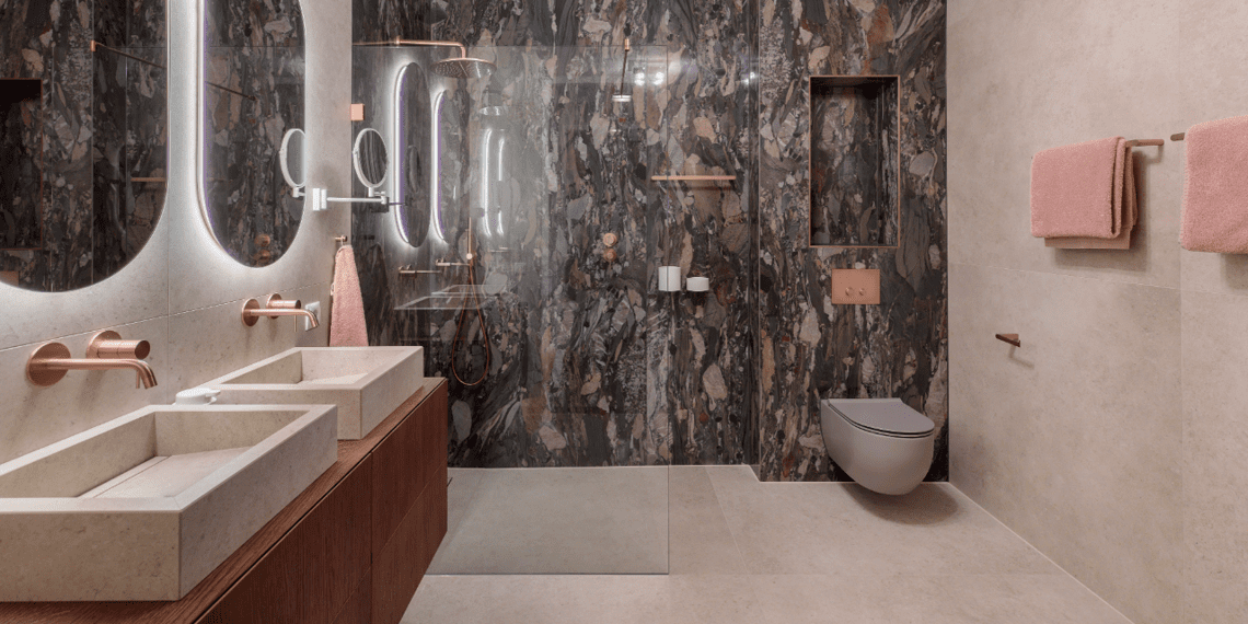 Chique badkamer met slabs en maatwerk te Oirschot